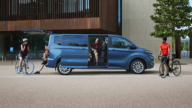 ford-tourneo_custom-eu-Banner_37_04_V710_Tourneo-16x9-1920x1080-bb-blue-v710-parked-side-view